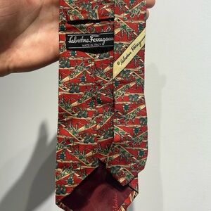 Ferragamo Silk Tie 9 cm / 3.5 inch Athlétique motif Canoe Made in Italy
